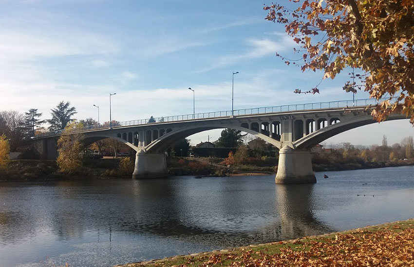 Река Луара (Loire) у города Андрезьё-Бутон (Andrézieux-Bouthéon): мост Pont de Saint-Just-Saint-Rambert