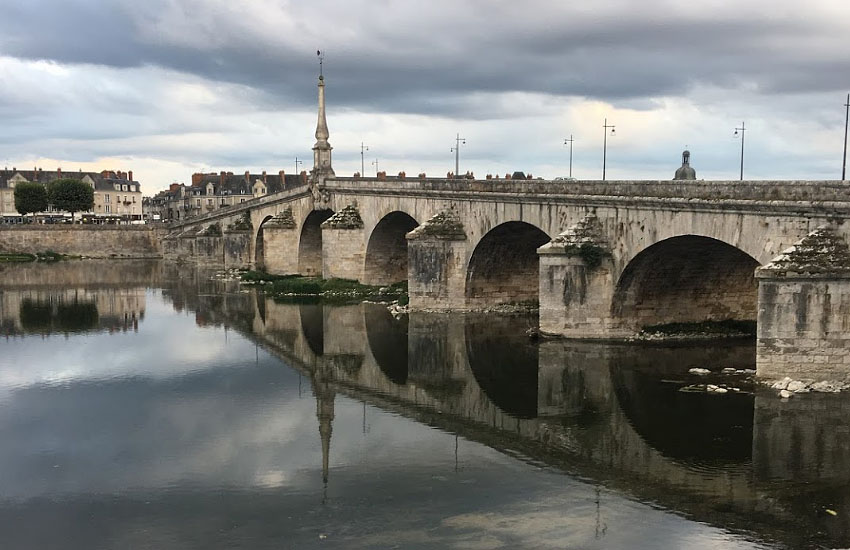 Река Луара (Loire) в городе Блуа (Blois): мост Жак Габриель (Pont Jacques Gabriel)