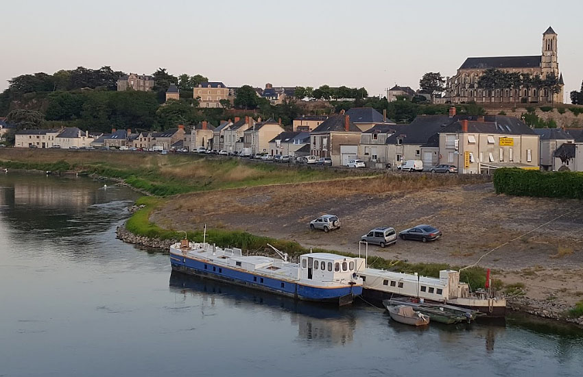 Река Луара (Loire) в городке Монжан-Сюр-Луар (Montjean-sur-Loire)