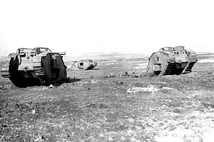 Первая мировая война. Подбитые танки на поле боя