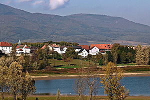 Коммуна Мишельбах на одноименном озере (Эльзас)
