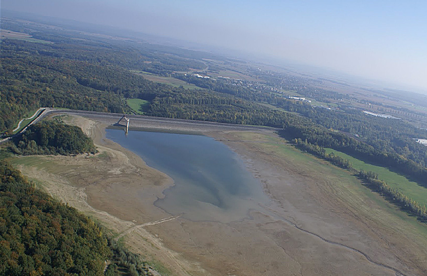 Озеро Мишельбах (Верхний Рейн, Эльзас) при открытой плотине