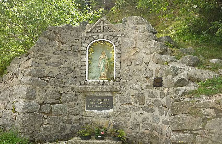 Озеро Нуар (Эльзас). Монумент в честь погибших энергетиков