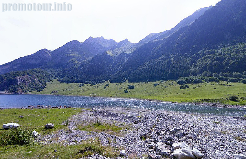 Центральные Пиренеи. Озеро Юа (Lac des Huats). Площадь: 0,04 км.кв. Высота: 1715 м.