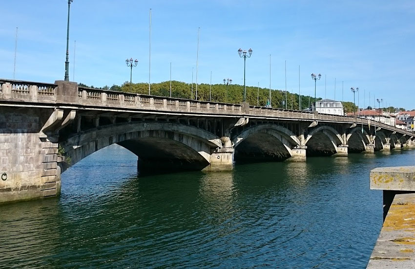 Река Адур в городе Байонна - мост Сен-Эспри (Pont Saint-Esprit)
