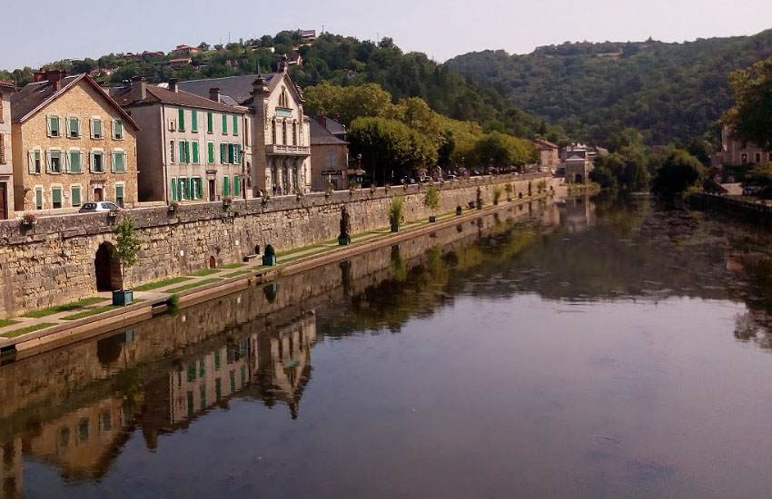 Река Авейрон (Aveyron) в среднем течении (город Вильфранш-де-Руэрг)