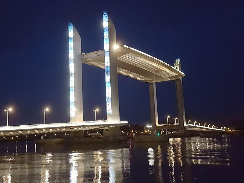 Вертикально-подъемный мост Jacques-Chaban-Delmas, под которым проходят корабли