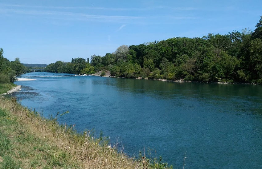 Река Рона (Rhone) в среднем течении