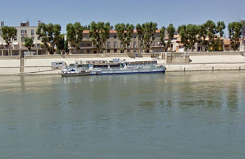 Река Рона (Rhone) в городе Арль (Arles)