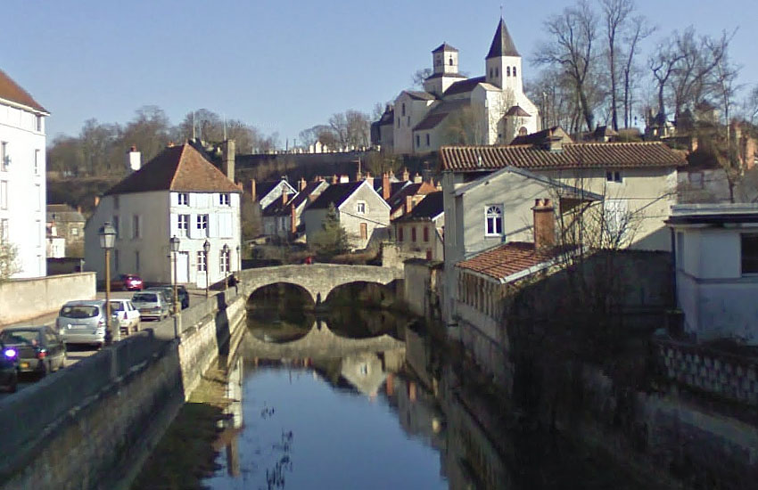 Река Сена (Seine) в городке Шатийон-сюр-Сен<br>(Châtillon-sur-Seine)
