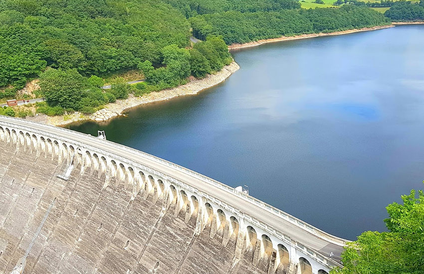 Плотина Барраж де Сарран (Barrage de Sarrans) на реке Трюйер