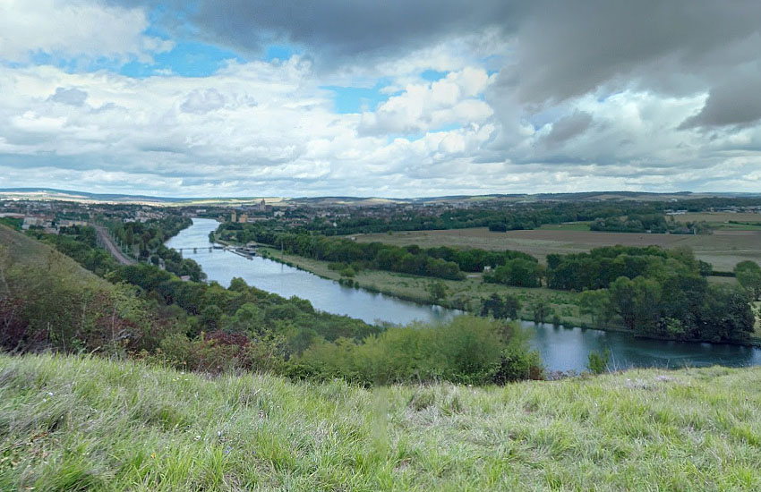 Река Йонна (Yonne) в нижнем течении - панорама