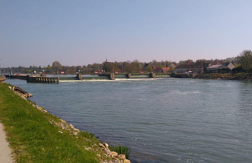 Река Йонна (Yonne) в нижнем течении: шлюзы